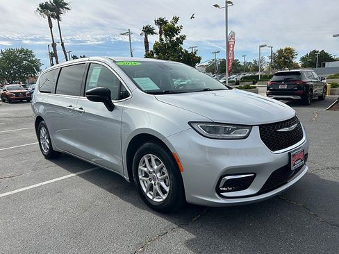 Used 2024 Chrysler Pacifica Touring-L FWD image 1