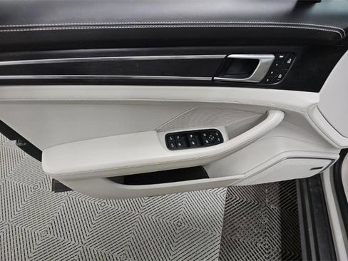 Used 2023 Porsche Panamera 4 Platinum Edition image 8