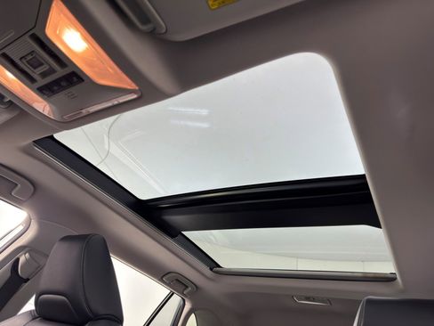 Used 2019 Toyota RAV4 Limited image 11