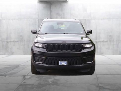 Used 2023 Jeep Grand Cherokee Altitude AWD/4WD image 4