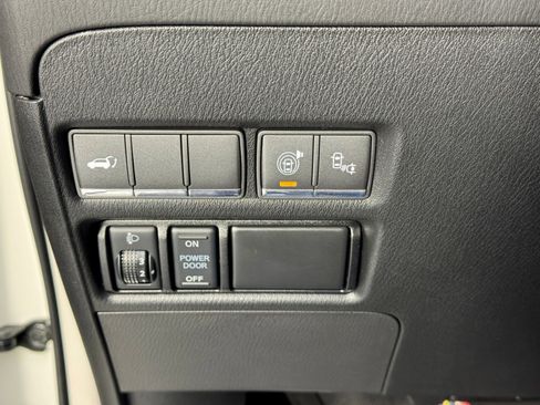 Used 2017 INFINITI QX80 4WD w/ Driver Assistance Package image 16