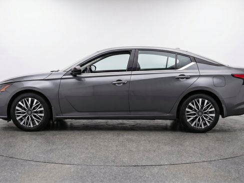 Used 2025 Nissan Altima 2.5 SV FWD image 5