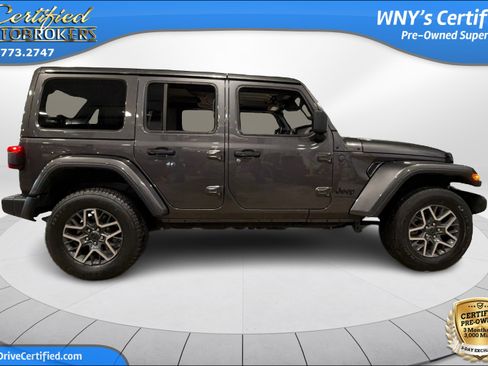 Used 2025 Jeep Wrangler Unlimited Sahara AWD/4WD image 4