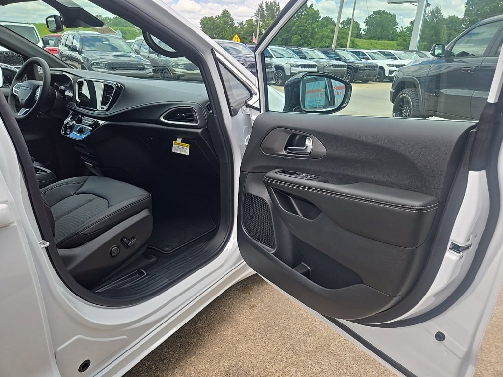 New 2027 Chrysler Pacifica Select w/ Family Tech Group FWD image 78