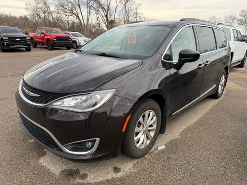 Used 2017 Chrysler Pacifica Touring-L image 5
