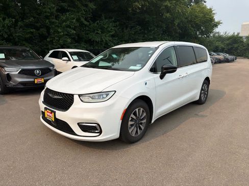 Used 2024 Chrysler Pacifica Limited FWD image 4