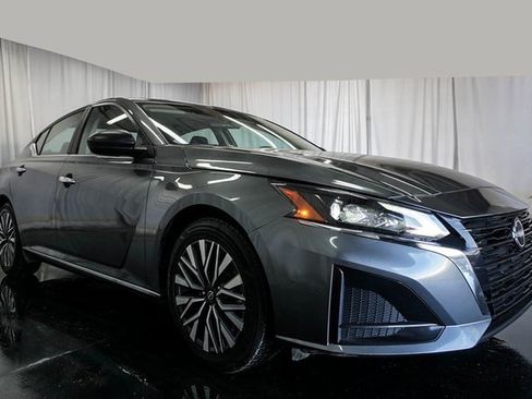 Used 2024 Nissan Altima 2.5 SV image 2