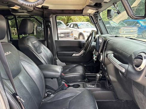 Used 2016 Jeep Wrangler Unlimited Sahara w/ Connectivity Group AWD/4WD image 28