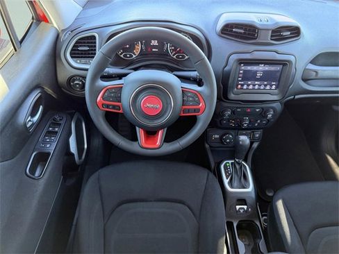 Used 2018 Jeep Renegade Latitude w/ Popular Equipment Group image 16