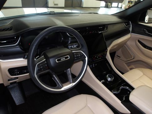 Used 2023 Jeep Grand Cherokee Limited w/ Luxury Tech Group II AWD/4WD image 9