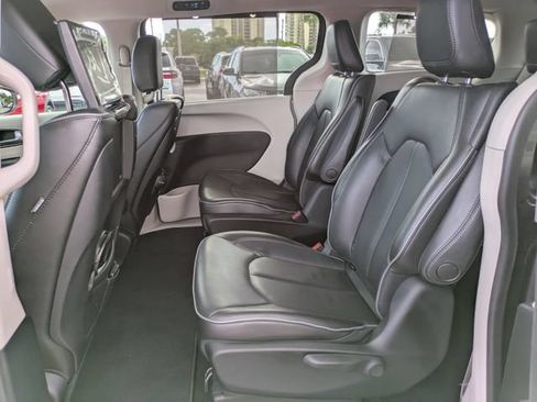 Used 2018 Chrysler Pacifica Limited w/ Advanced Safetytec Group FWD image 12