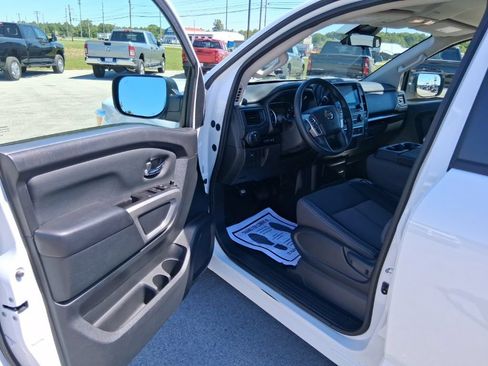Used 2022 Nissan Titan SV RWD image 13