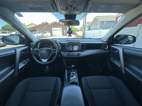 Used 2018 Toyota RAV4 XLE AWD/4WD image 4