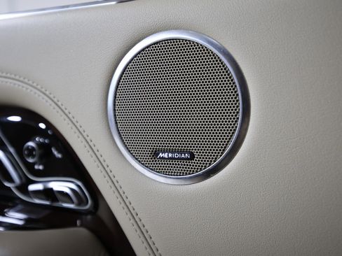 Used 2020 Land Rover Range Rover HSE image 24