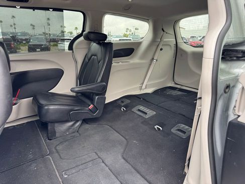 Used 2024 Chrysler Pacifica Touring-L image 4