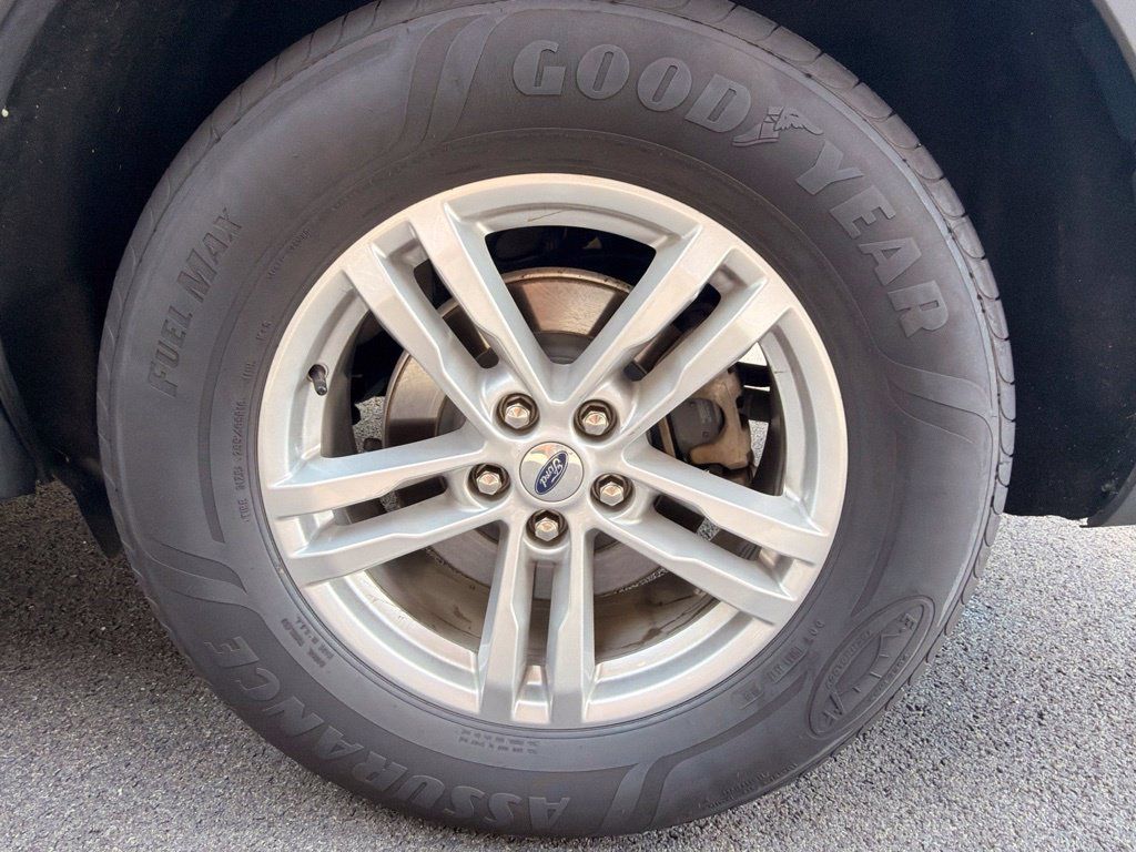 Used 2022 Ford Explorer XLT w/ Equipment Group 202A AWD/4WD image 32