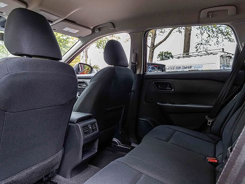 Used 2024 Nissan Rogue S image 23