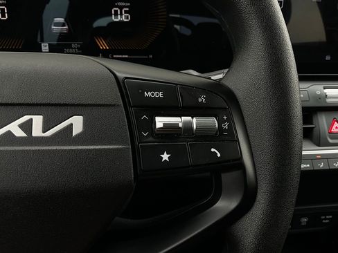 Used 2025 Kia K4 LXS image 35