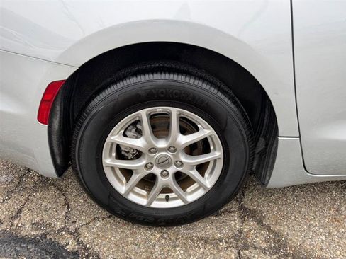 Used 2024 Chrysler Pacifica Touring-L image 37