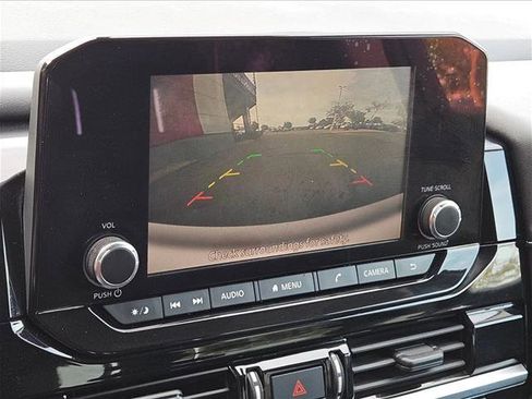 Used 2022 Nissan Pathfinder SV image 12