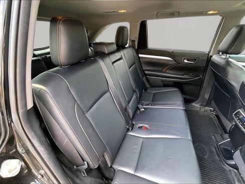 Used 2019 Toyota Highlander XLE image 27