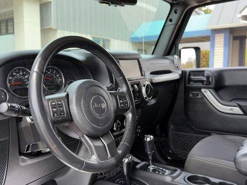 Used 2018 Jeep Wrangler Unlimited Sahara w/ Connectivity Group AWD/4WD image 8