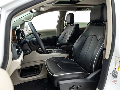 Used 2022 Chrysler Pacifica Limited image 2