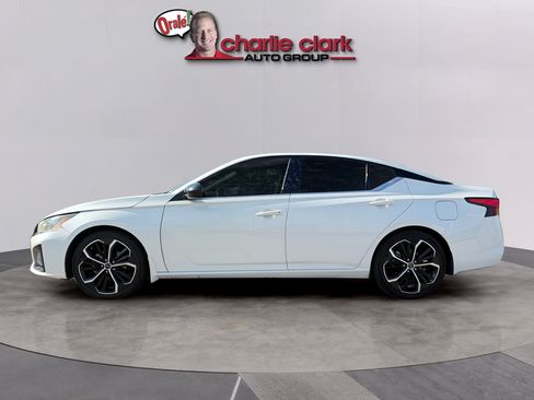 Used 2024 Nissan Altima 2.5 SR w/ SR Premium Package FWD image 3