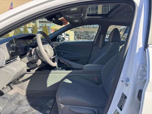 Certified 2025 Hyundai Elantra SEL image 17