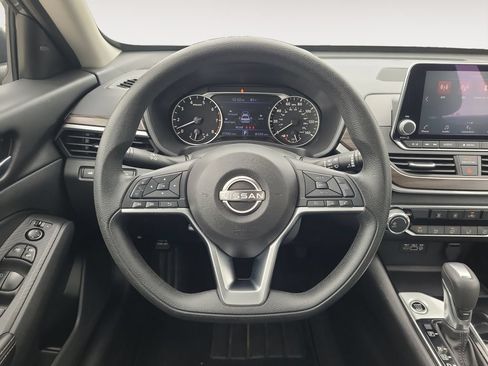 Used 2024 Nissan Altima 2.5 SV FWD image 12