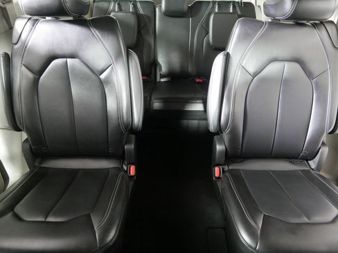 Used 2024 Chrysler Pacifica Touring-L image 13