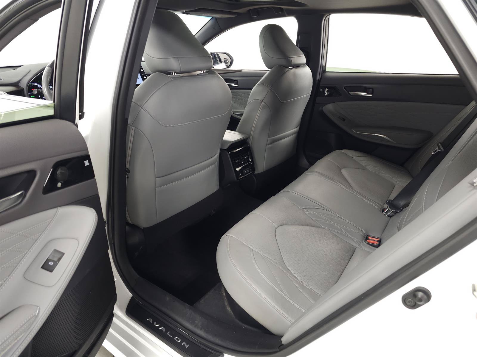 Used 2020 Toyota Avalon Limited w/ All Weather Liner Package FWD image 29