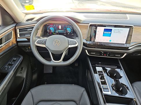 Used 2024 Volkswagen Atlas SE w/ Panoramic Sunroof Package image 8