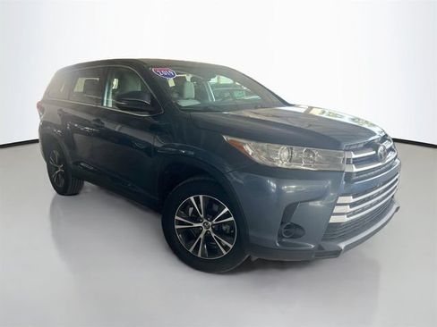 Used 2019 Toyota Highlander LE FWD image 2