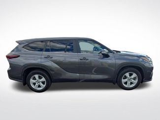 Used 2024 Toyota Highlander LE FWD video 2
