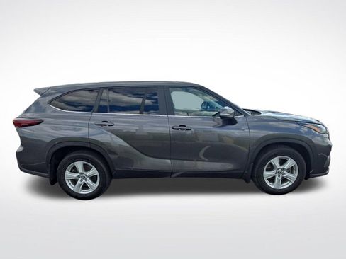 Used 2024 Toyota Highlander LE FWD image 2