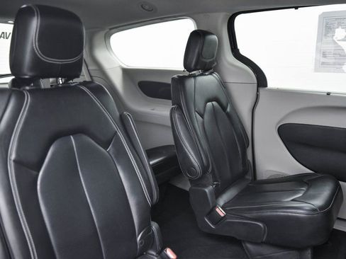 Used 2023 Chrysler Pacifica Touring-L image 15