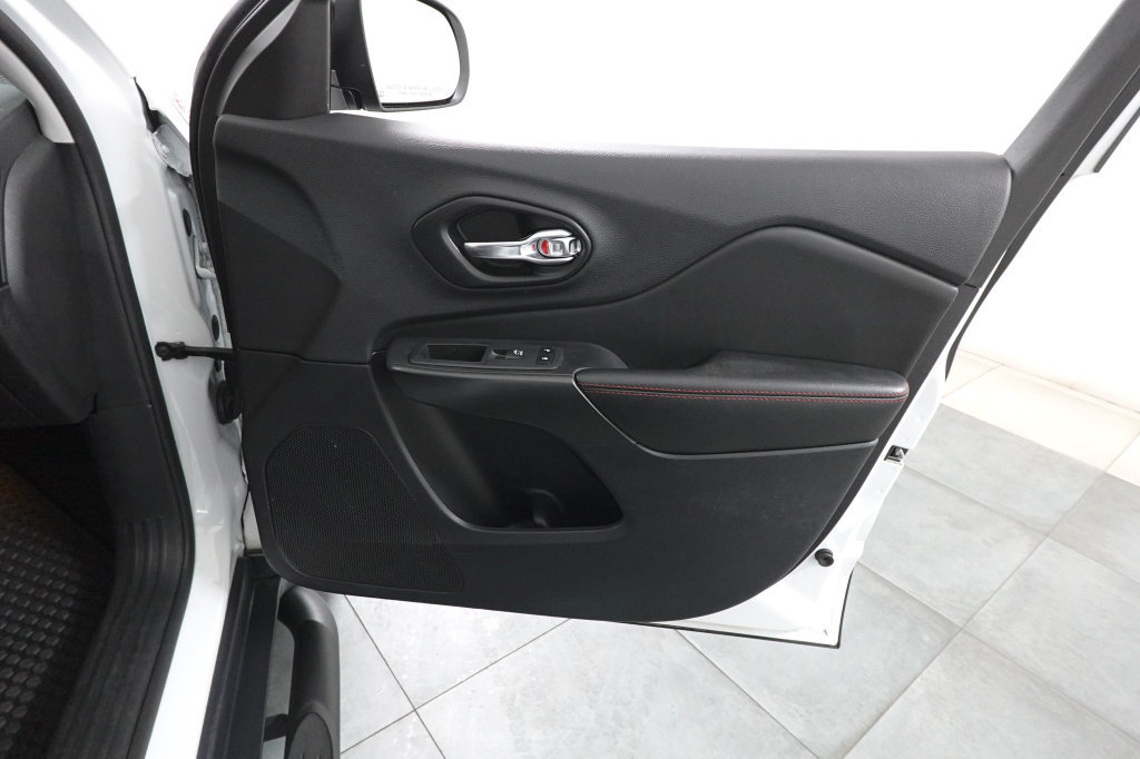 Used 2022 Jeep Cherokee Trailhawk AWD/4WD image 29