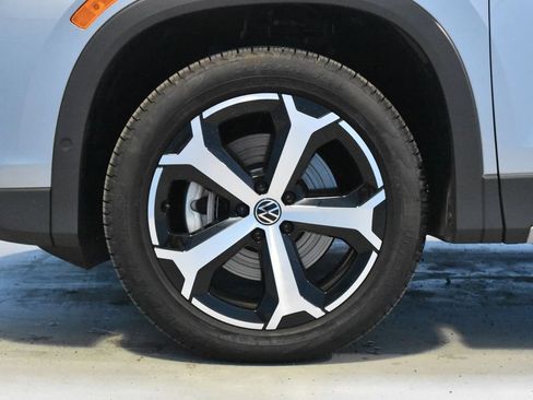 Used 2025 Volkswagen Tiguan SE AWD/4WD image 24