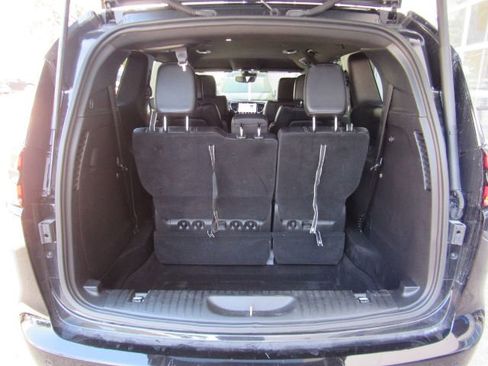 Used 2025 Chrysler Pacifica Select image 26