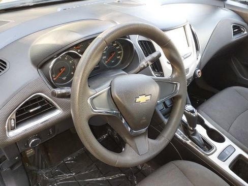 Used 2017 Chevrolet Cruze LS FWD image 10