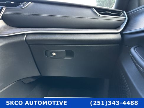 Used 2024 Jeep Grand Cherokee Limited image 24