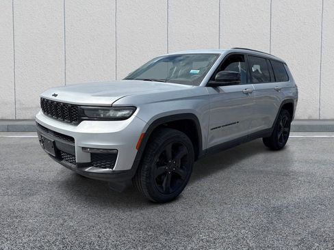 Used 2023 Jeep Grand Cherokee L Limited w/ Black Appearance Package AWD/4WD image 3