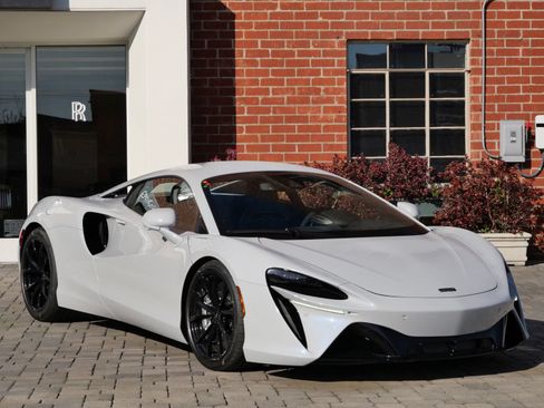 Used 2024 McLaren Artura RWD image 1