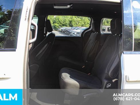 Used 2019 Chrysler Pacifica Touring Plus w/ S Appearance Package FWD image 17
