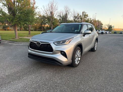 Used 2023 Toyota Highlander Limited FWD image 1