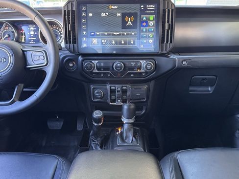 Used 2023 Jeep Gladiator Sport image 5