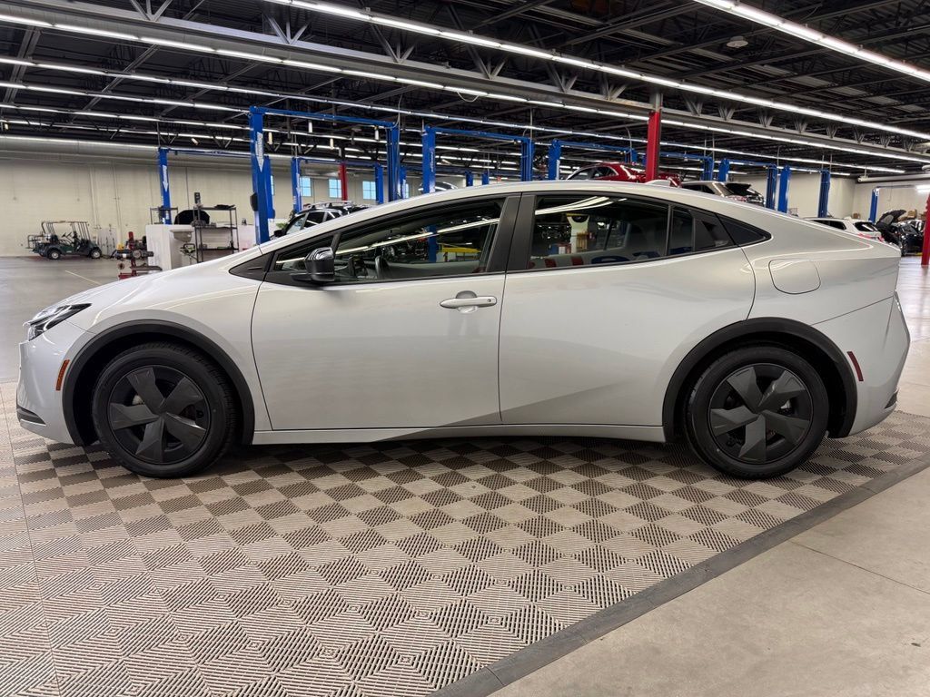 Used 2025 Toyota Prius LE FWD image 4