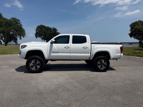 Used 2017 Toyota Tacoma TRD Sport w/ Tow Package RWD image 2
