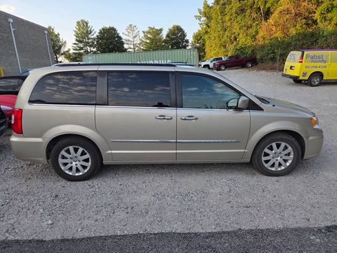 Used 2016 Chrysler Town & Country Touring w/ Driver Convenience Group FWD image 3